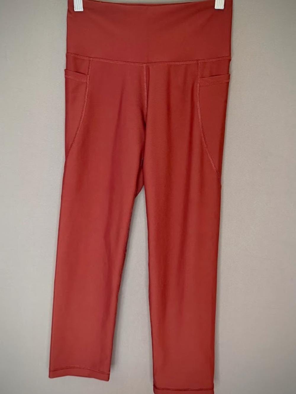 Old Navy Active Elevate Go-Dry Salmon Crop Leggings Size M High Rise Pocket